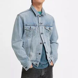 Levi’s trucker denim jean jacket